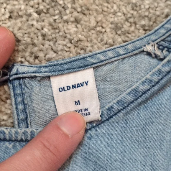 Old Navy Blue Chambray Tank Size Medium - Picture 2 of 5